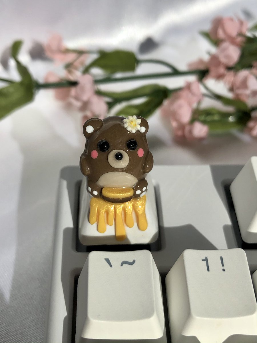 melskeycaps's tweet photo. Honey Bear Keycap now available in my shop!! 🐻🍯 https://t.co/gLbGVrwUNK https://t.co/aX8WwBRbL3