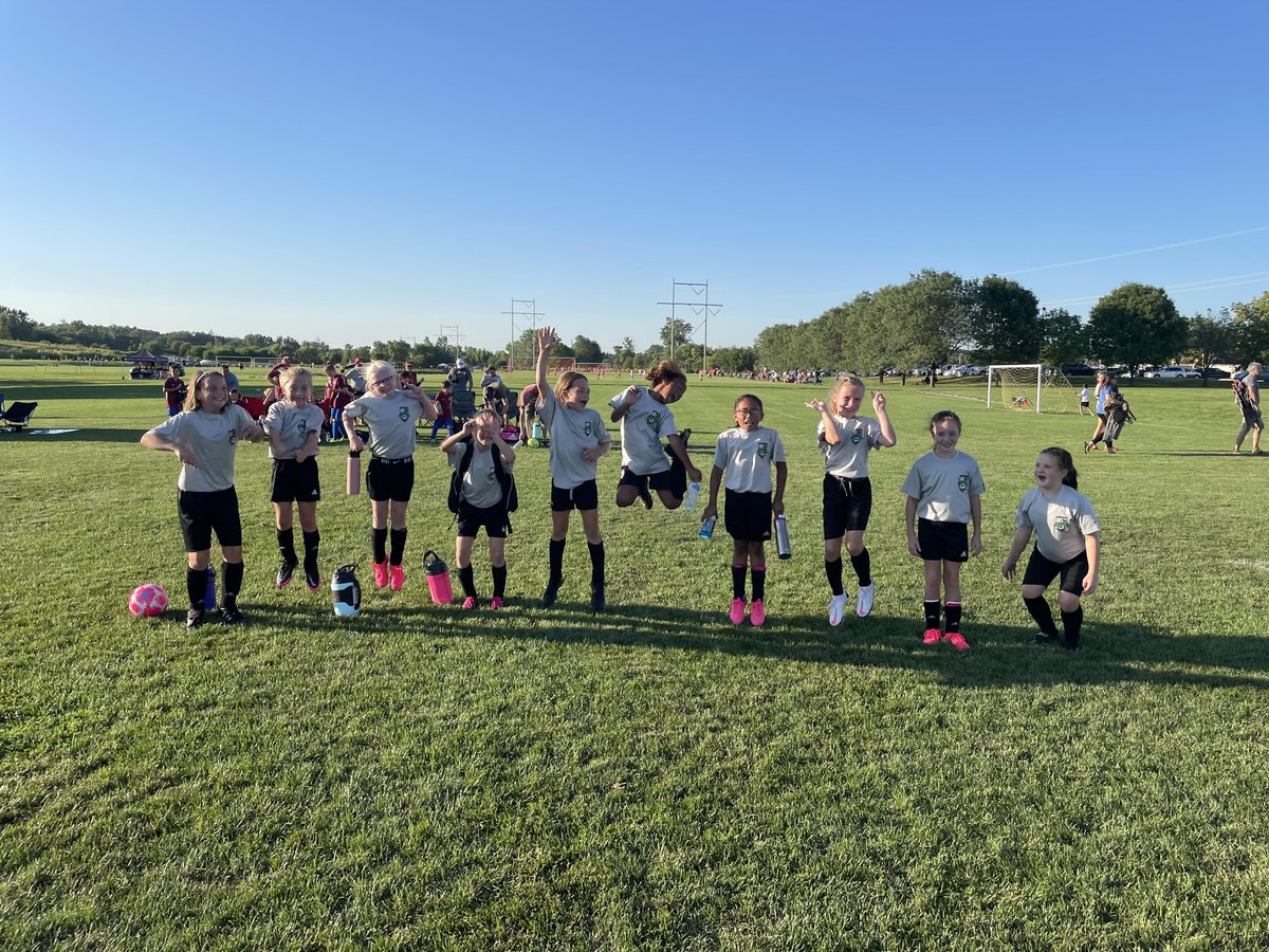 Queen Bees 2013 Girls survive a nailbiter to win their second game 4-3 at the Azzurri Invitational!  Love seeing those smiling faces.  Keep it up, Girls!