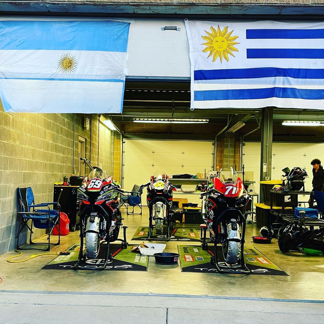 Corazondef1's tweet photo. #MotoAmerica 🇺🇸
Así luce el box de #TangoRacing 🇦🇷 en Pittsburgh .
#MatiasPetratti 🇦🇷 #MHidalgo
@MaxiGerardo41 🇺🇾
El Río de la Plata Presente !! https://t.co/VM1eUdq8jm
