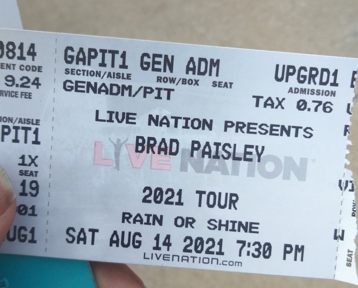Very few at Brad Paisley tonight. Got upgraded all the way to Pit https://t.co/kfHmfveuYA