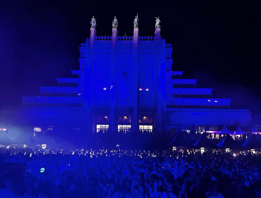 DelphineHouba's tweet photo. Hier à l’#Arena5, 7 500 personnes ont profité pendant 7h non stop d’un set d’@AmelieLens sans aucune mesure de distanciation. On avance. @PhilippeClose @brussels_expo @VilleBruxelles @visitbrussels @rudivervoort #CovidSafeTicket https://t.co/1de8HShmAS