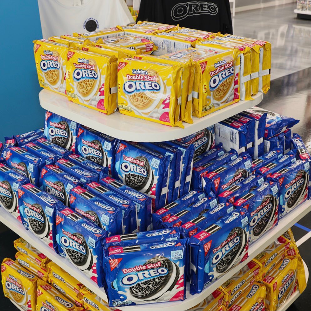 culture_wire's tweet photo. @oreo has launched its first ever cafe. This cookie delight includes oreo snacks, oreo merch and a completely fresh, top-secret menu item!

#oreo #food #dessert #sweet #marketing #cafe #merch #shop #shopping #brand #trend #trendy #trending #business #idea #entrepreneur #innovate https://t.co/zyqvyqjwgw