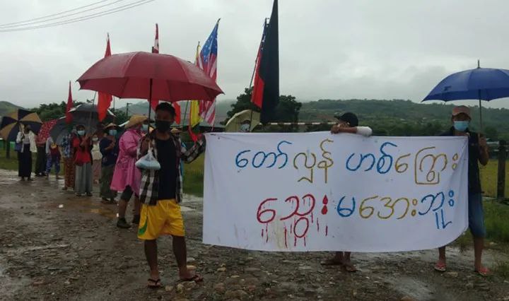 MoeLay09077555's tweet photo. People from Lonekhin,Phakant marched crowded to protest against the military dictatorship despite of the rains. #AcceptNUG_RejectMilitary #WhatsHappeningInMyanmar #Aug15Coup https://t.co/aiMjZWOQBu