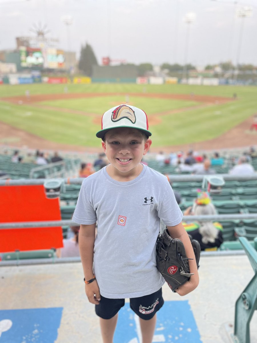 MiniPence's tweet photo. Checking out the house that @BusterPosey built! @FresnoGrizzlies #FresnoTacos @SFGiants #FormerHome https://t.co/aUrLUSrsqG