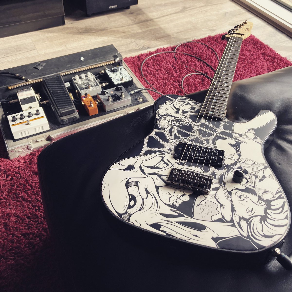 coffincarousel's tweet photo. Weekends are for riffs 🤘🏻A moment from last Sunday laying down & finalising guitar solos for album 3 🦾🦇🎸
#coffincarousel #ogofcreepycool #riffs #doomboard #fuzz #orangeamplifiers #fuzzlordeffects #minotaursonicterrors #seymourduncan #cargilcustomguitars #melbournemetal https://t.co/Y881XAdp5l
