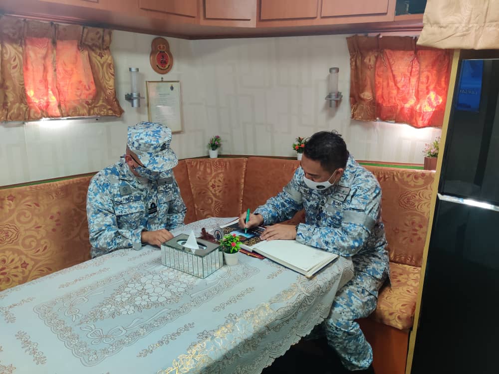 kdgempita's tweet photo. Lawatan oleh YBhg Laksamana Tan Sri Mohd Reza bin Mohd Sany, Panglima Tentera Laut ke KD GEMPITA sempena Pengujian Combat Management System (AMOCS).
@FarizGMA_3514 https://t.co/eyFh4rp3g5