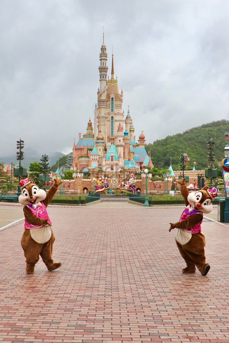 leochansf's tweet photo. Two funny chipmunks &amp; one huge castle~~🐿🏰🐿 https://t.co/ynSrHe0EFR