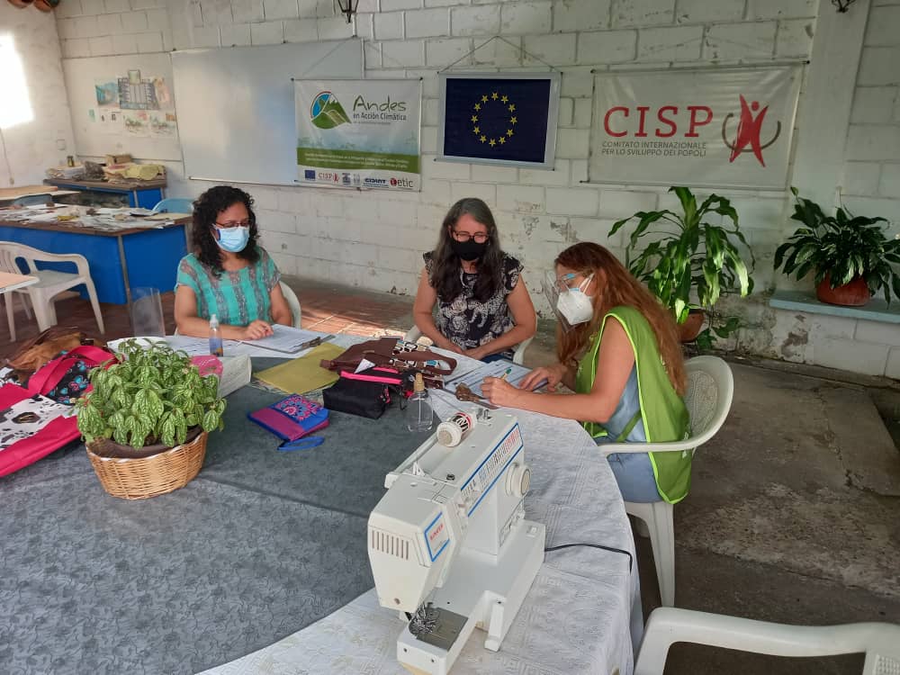 AClimatica's tweet image. Industrias Pinbot, Rollees Ice Cream, Frutas de Bailadores, Inversiones Tata y Muebles Tuteca fueron seleccionadas para participar en el programa “Montaña Verde”, impulsado por @AClimatica para apoyar a las Pymes en la disminución del impacto ambiental de sus procesos productivos