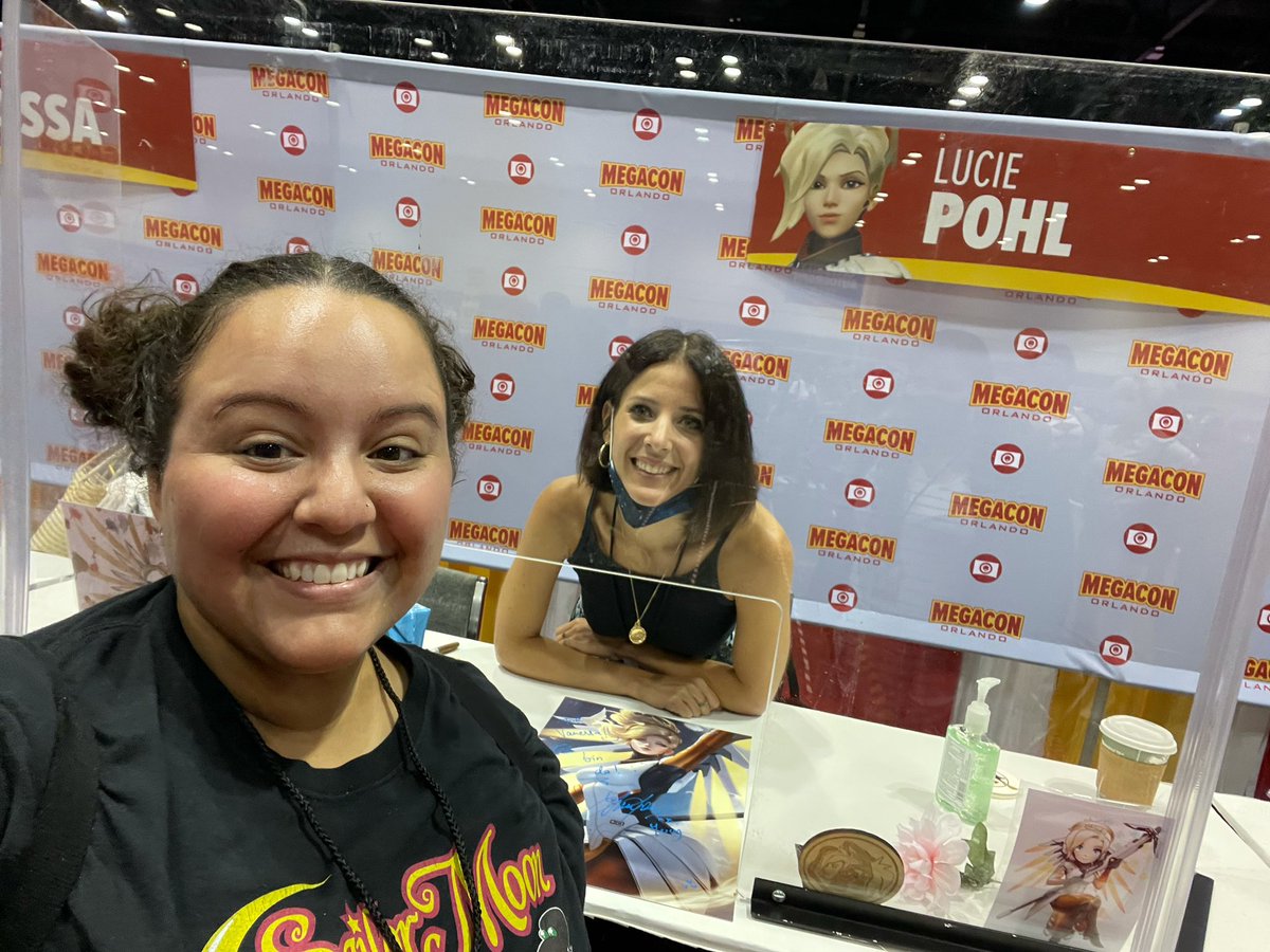 VeeSunshine_'s tweet photo. Still low key ecstatic I got to meet @LuciePohlComedy (voice of Mercy for #Overwatch) @ Megacon today. 😭😭 ICH BIN DA!  #MercyForever #Illfixyou #support https://t.co/TPplvIsCrp
