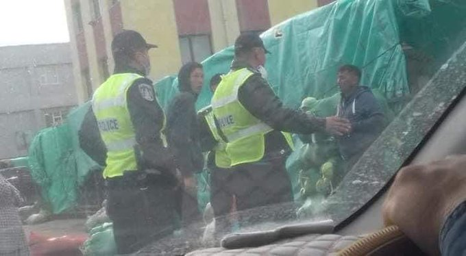 Ногоо зарж буй хүмүүст буруу бхгүй. Авах гэж буйд ч бхгүй. Цагдаа нар ч өөрсдөө яваад бгаа биш бх. Энэ бүгд ердөө зохион байгуулалтын асуудал. Түшмэдэд энэ бүгдийг зөв хийе гэсэн хандлага алга, чадвар ч алга. Шинэ ногоо гарах цаг бусад улс оронд баяр бдаг, манайд бухимдал...