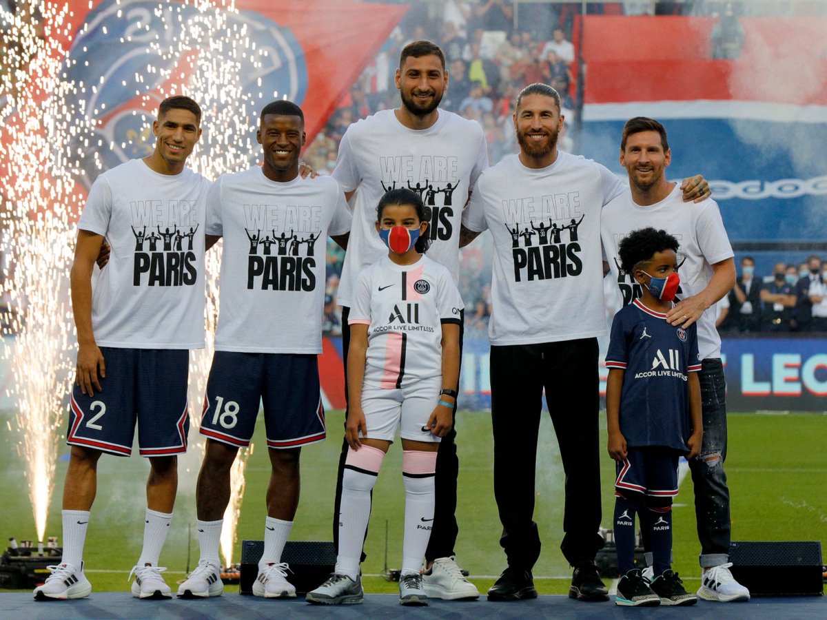 GoalJP_Official's tweet photo. 🇫🇷 WE ARE PARIS 🏟

PSG×ストラスブールの試合前に、パルク・デ・プランスに集まった #パリ・サンジェルマン のファン・サポーターへ、今夏獲得したビッグネームたちのお披露目が行われた。

🇦🇷 メッシ
🇪🇸 セルヒオ・ラモス
🇮🇹 ドンナルンマ
🇳🇱 ワイナルドゥム
🇲🇦 ハキミ https://t.co/Dh6NxWgeZW