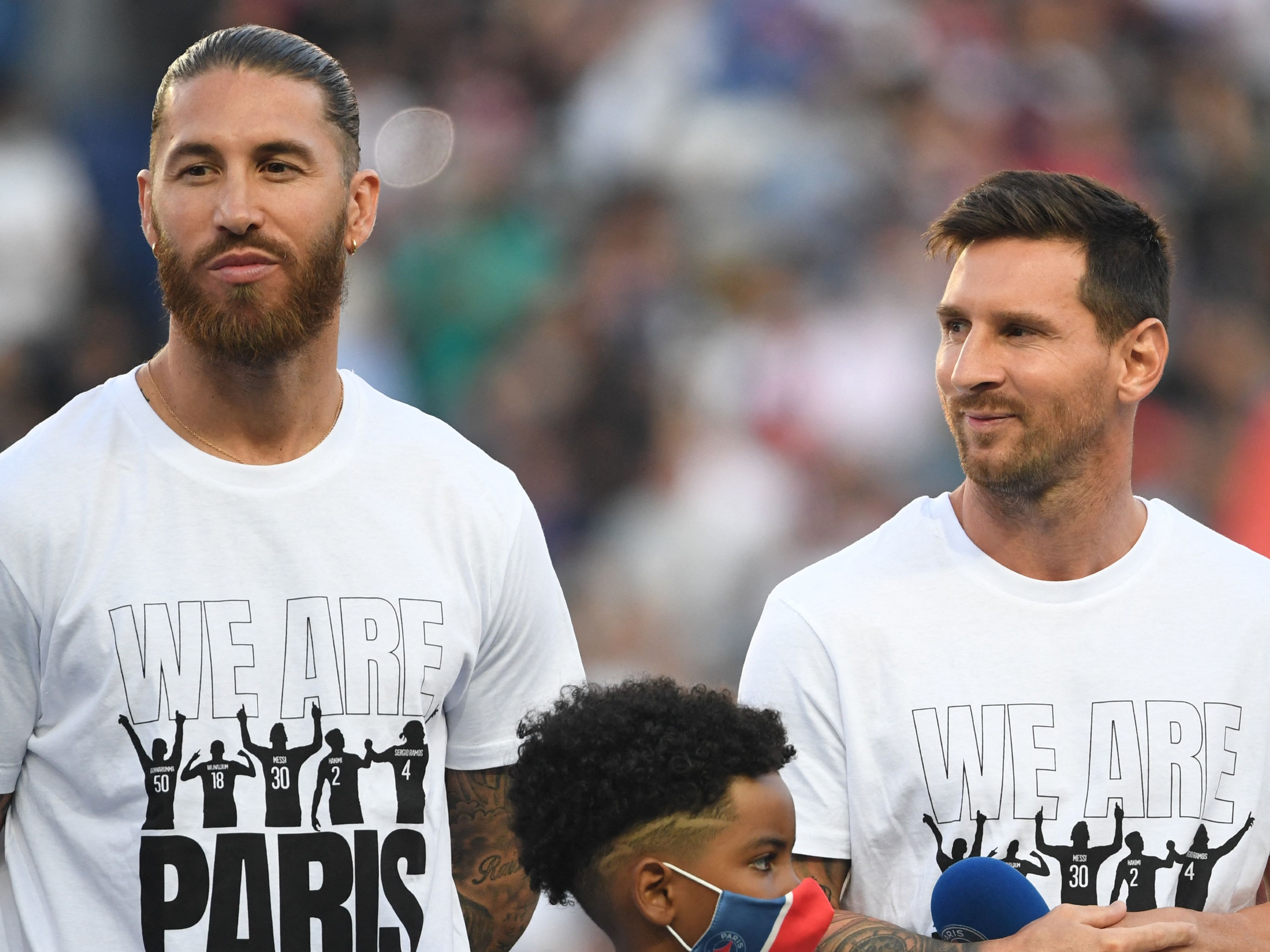 Goal Japan We Are Paris Psg ストラスブールの試合前に パルク デ プランスに集まった パリ サンジェルマン のファン サポーターへ 今夏獲得したビッグネームたちのお披露目が行われた メッシ セルヒオ ラモス