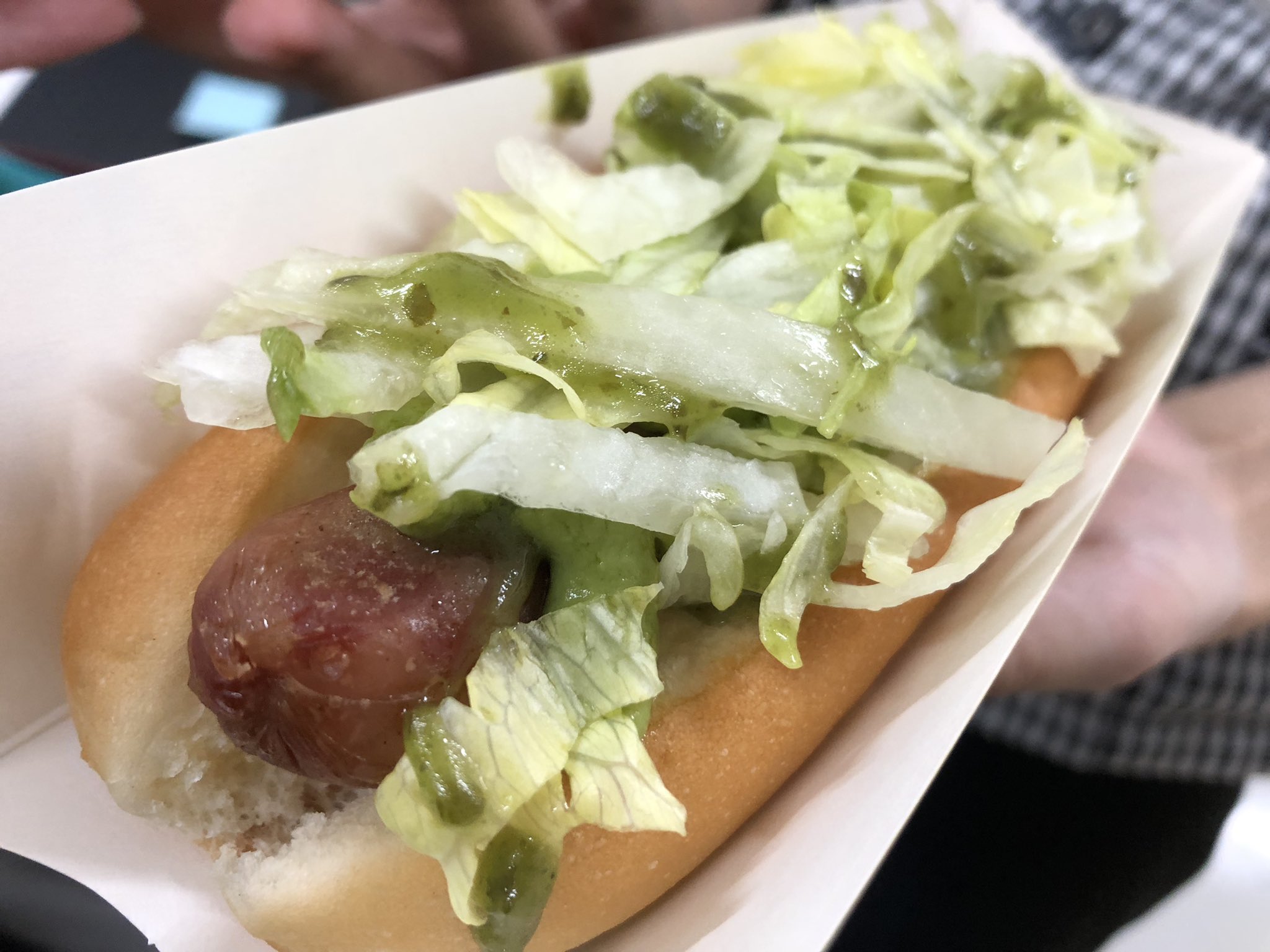 公式 東京ドーム内グルメ 17年に大好評だった 東京ドームの芝 ドッグ が21年バージョンになって帰ってきました レタス アボカド バジルソースの最高の組み合わせ とても食べにくいので気をつけて召し上がってくださいね