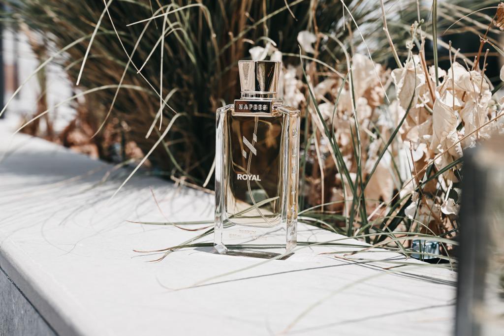 ROYAL
عطر ملكي بنفحات منعشة من التفاح الأخضر والكشمش يتوسط العطر مزيج من القهوة والتبغ الفاخر تتناغم مع قاعدة العطر المكونة من أخشاب الكشمير ومسك الروم 
الحجم 80 مل