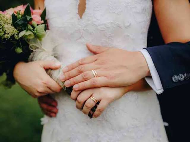 ChristopherMofc's tweet image. Y me veo colocándole el collar, el anillo que le volvió a gritar al mundo que ella era mía.