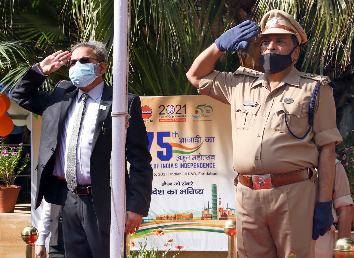 RndIndianoil's tweet photo. Dr SSV Ramakumar, Director (R&amp;D) hoisted the tricolor on #IndependenceDay today. This year's celebration marks the onset of #AzadiKaAmritMahotsav to commemorate 75th anniversary of our #Independence  @HardeepSPuri @Rameswar_Teli @ChairmanIOCL @RamakumarDr @DirHR_iocl https://t.co/yrt6Ph84mA