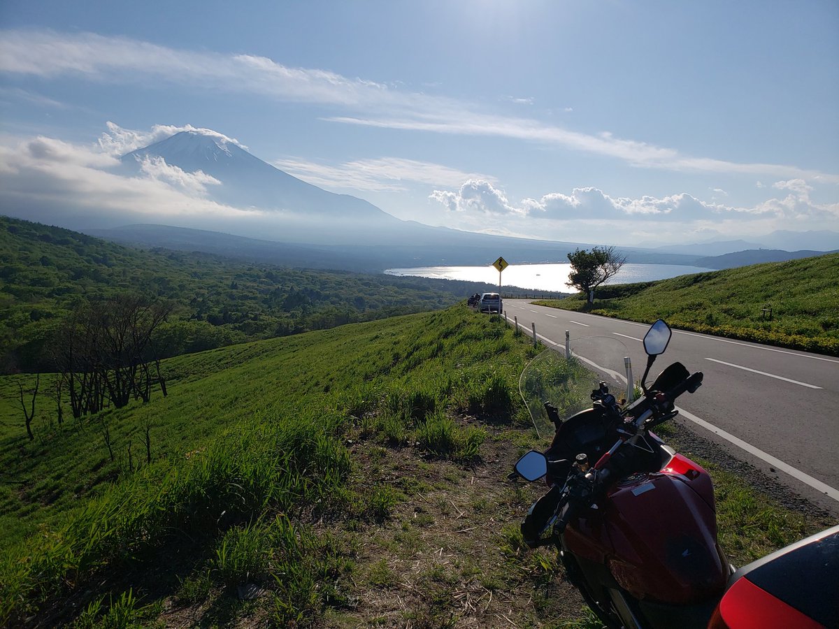 PrototypePJT's tweet photo. どこも行かず休み終わってしまった😭
#ずっと雨なんで晴天とバイクの写真を貼る
#HONDA
#VFR800X
#VFR
#RC80 https://t.co/g4xJm8EeHU