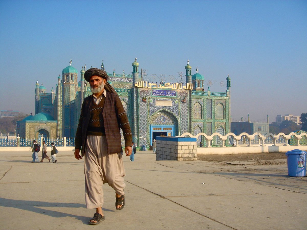 La mosquée bleue de #mazar-i-sharif un joyaux de l’Afghanistan… la ville est tombée aux mains des #talibans aujourd’hui. Le drame qui se joue dans l’un des plus beaux pays que j’ai couverts est historique. Mes pensées vont à tous mes ami(e)s là-bas.