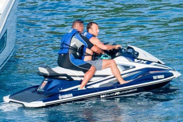 Macron en jet ski cette année avec garde du corps ❓il y aurait il de grosse menace pour sa vie à ce point ❓