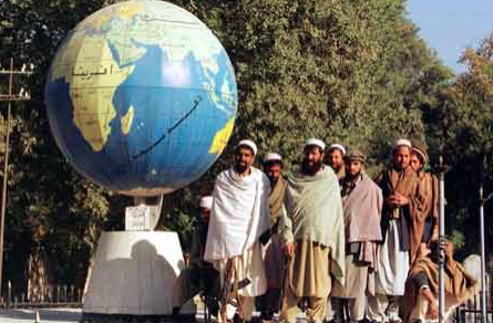 stephruet's tweet image. Il y a 20 ans je couvrais cette guerre et suivais les soldats de l'alliance du nord (Photo), leur fierté d'avoir libéré Jalalabad, aujourd'hui cette est ville reprise par les Talibans...