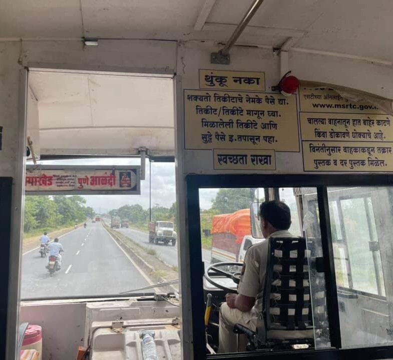 VIPKK26's tweet image. एसटी (बस)मध्ये ज्याप्रकारे शुद्ध मराठीत सूचना फलक आहेत, त्याचप्रमाणे मुंबई लोकल आणि रेल्वे स्थानकांवर #मराठी भाषेतील फलकांना प्राधान्य दिलं पाहिजे! 
#म #मातृभाषा #मराठी