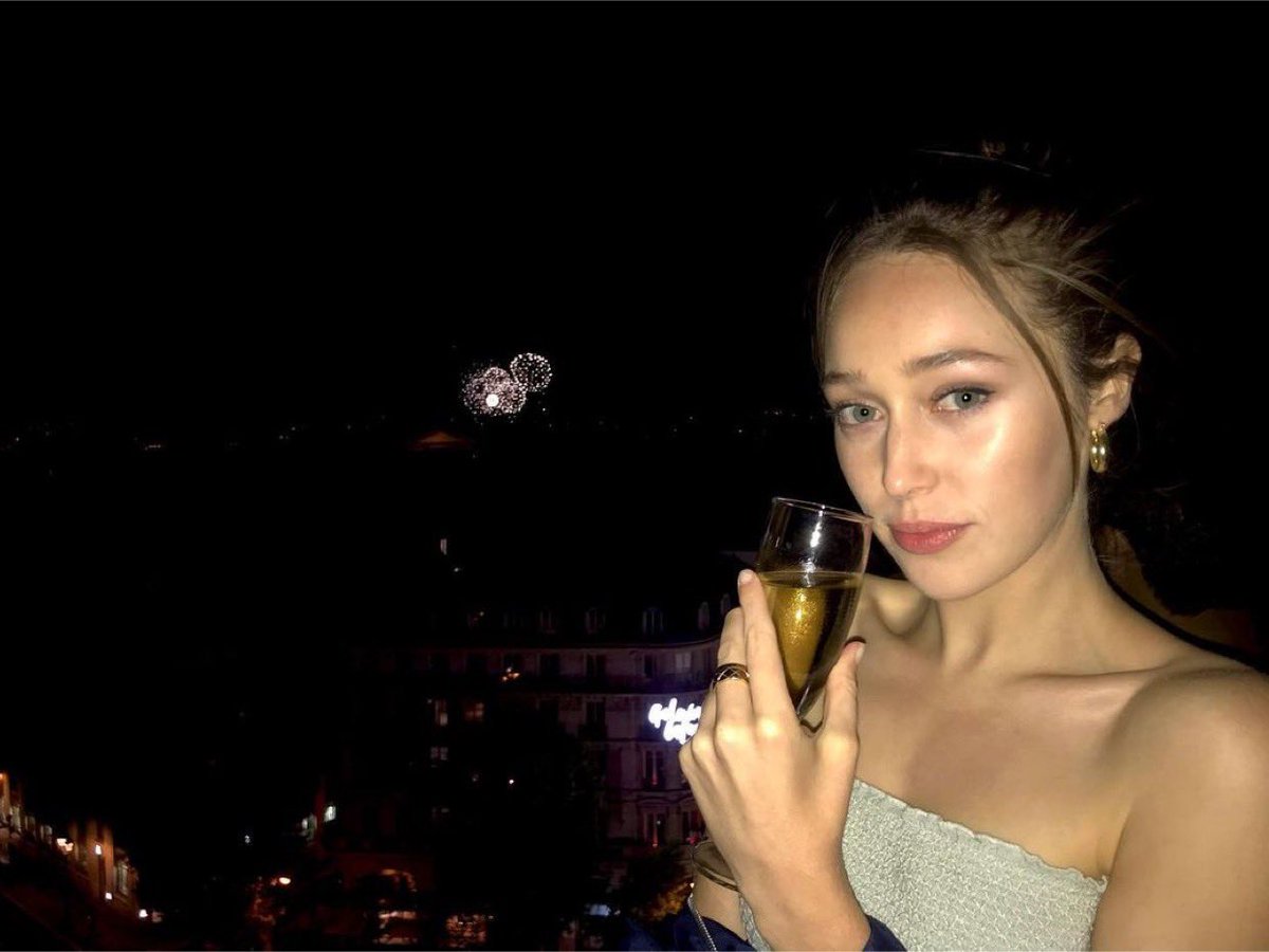 theDebnamNews's tweet photo. “My phone so kindly reminded me that this was a time pre covid. Paris, 2019.” — Alycia via her IG https://t.co/kW5TW26Pz0