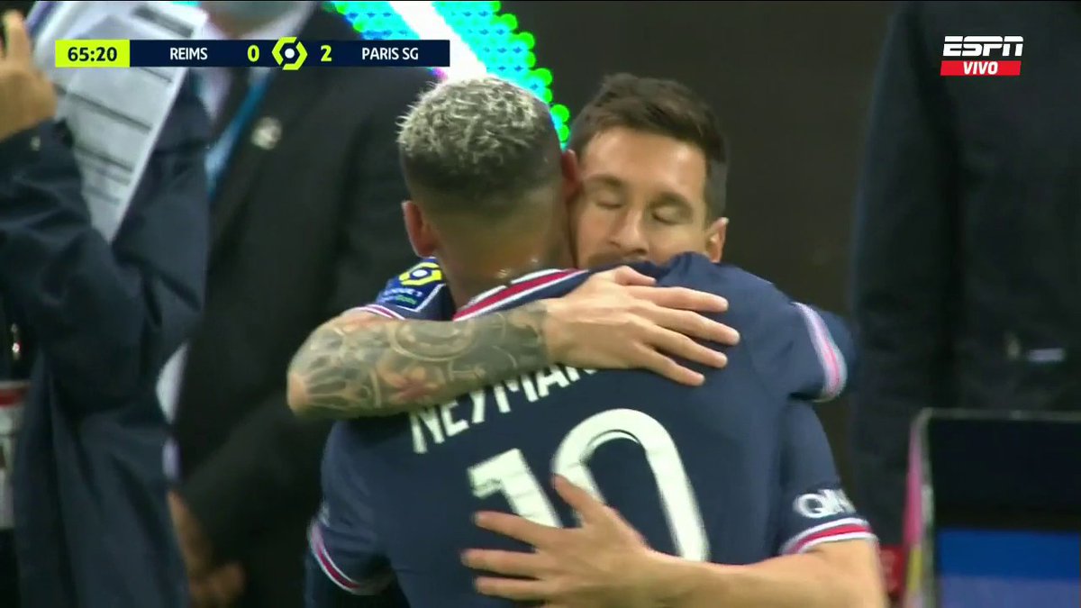 ¡Qué imagen! El momento histórico en el que Leo Messi debuta con el PSG. A los 20' ST ingresó por su amigo Neymar. #Ligue1xESPN