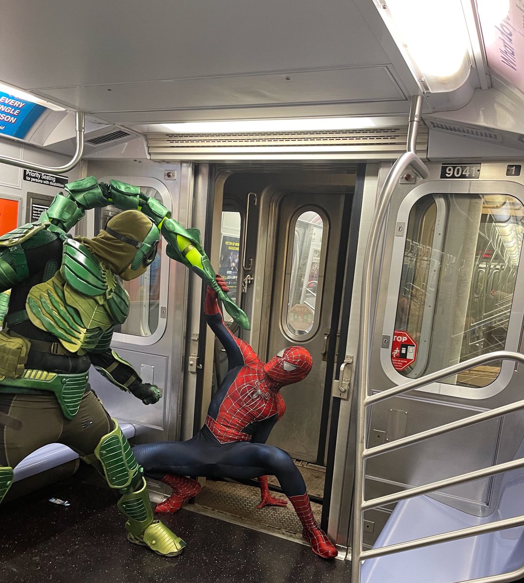 CosPlayNay's tweet image. BTS shots of Spider-Man vs Scorpion

📸: @ ka0riir0 (IG)

Spidey: @CosPlayNay
Scorpion: @ jamal_johns (IG)

@Marvel @MarvelStudios @ComicBook

#Spiderman #Spiderman3 #spidermannowayhome #webhead #samraimi #tobeymaguire