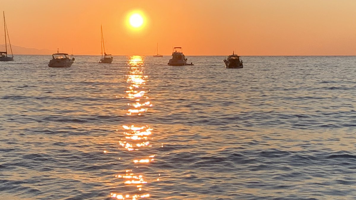 Arrivederci fratello mare
mi porto un po‘ della tua ghiaia 
un po‘ del tuo sale azzurro 
un po‘ della tua infinità
e un pochino della tua luce
e della tua infelicità.

#ScrivoQuelCheSento 
#ScrivoArte
#ScrivoXMe 🌸

Mia📷 tramonto