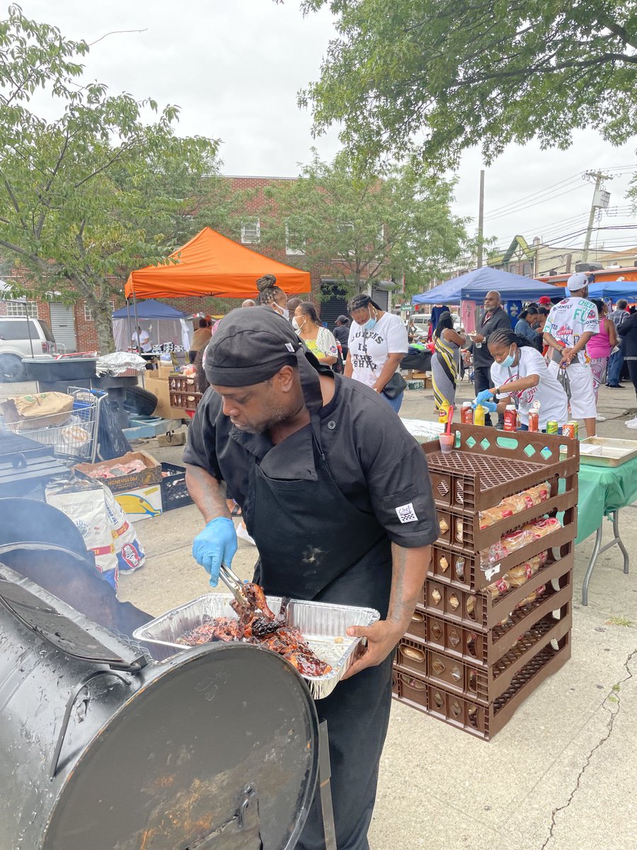 NYPD113Pct's tweet photo. Community interaction at its finest! Farmers Day was a success thanks to our Neighborhood Coordination Officers. #113PCT #CommunityPolicing #Nypdqueenssouth https://t.co/KUDR49HSqO