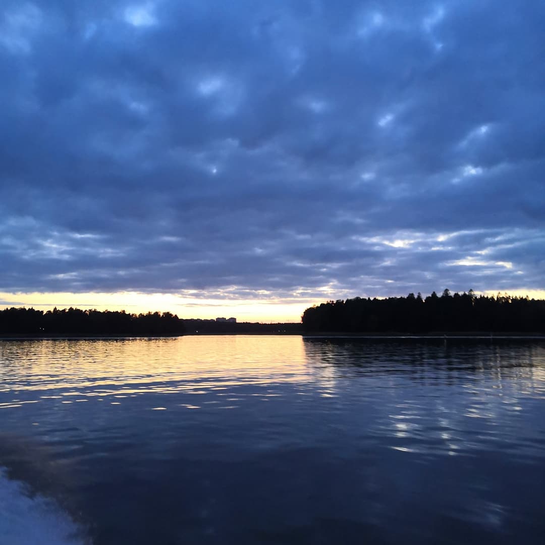 HeroTiina's tweet photo. Elokuisen illan Espoo mereltä 💙 Aina jaksaa hämmästyttää miten lähellä rannikon paikat ovat toisiaan, verrattuna normaaleihin reitteihin maata pitkin. Svinö on lähes Nuottaniemessä kiinni, seuraavana Haikaranpesä. #viimeisiäviedään #merellinenEspoo #suvisaaristo #kaitaa #Espoo https://t.co/d28nu0dkea