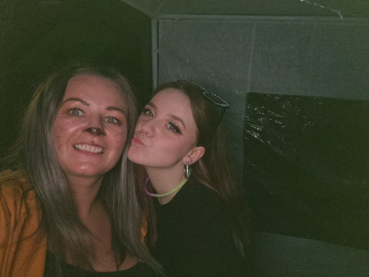 leonamc's tweet photo. My baby is leaving to start a new chapter in her life 😭😭 #studentlife @emma_norrie1 https://t.co/gQRLZHDxR7