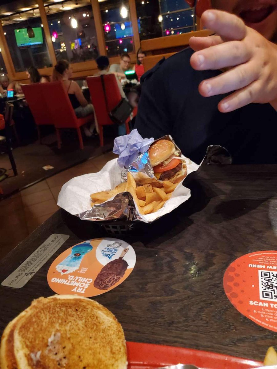 ChgoFrontzak's tweet photo. @redrobinburgers My son was in your Rockford IL location and when he was served his burger there was a pair of USED RUBBER GLOVES, and was not apologized too, comped ABSOLUTELY NOTHING!!
#BANREDROBIN #redrobindnasty https://t.co/VV1l3HbWQR
