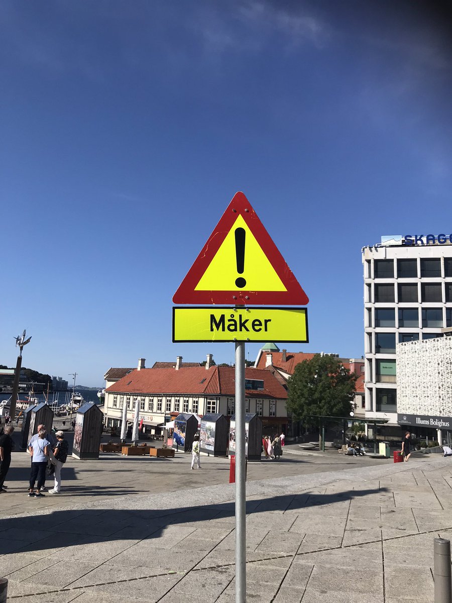 TuridMitsem's tweet image. Plutselig kommer de som torpedoer og glefser mat ut av munnen på folk