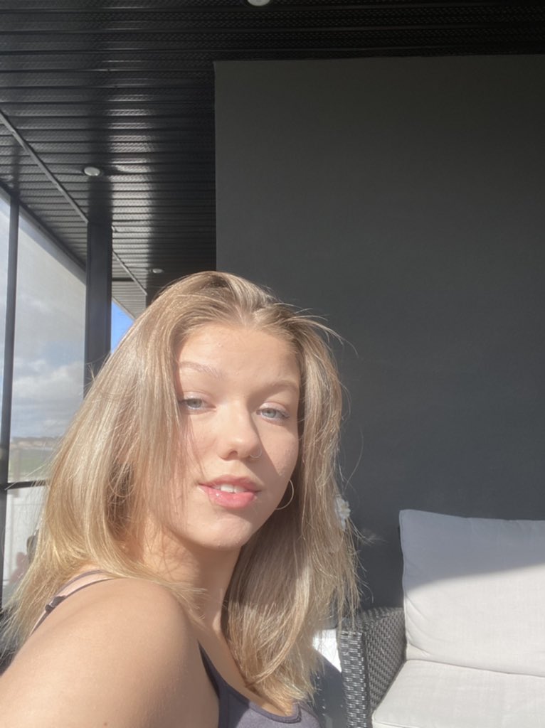 swiftred12's tweet photo. and this is me. absolutely no one asked but here anyway https://t.co/epadeGiRec