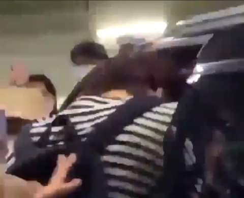 xx_jcfh's tweet photo. Hello @BIGHIT_MUSIC I am a moa who is frustrated by the little security they are providing to @TXT_members it's annoying to see abusive fans invade your spaces and not only that, as his manager physically assaults soobin I hope they take action.
#투바투_보호해라 #PROTECT_TXT https://t.co/JU9KiyaIqj