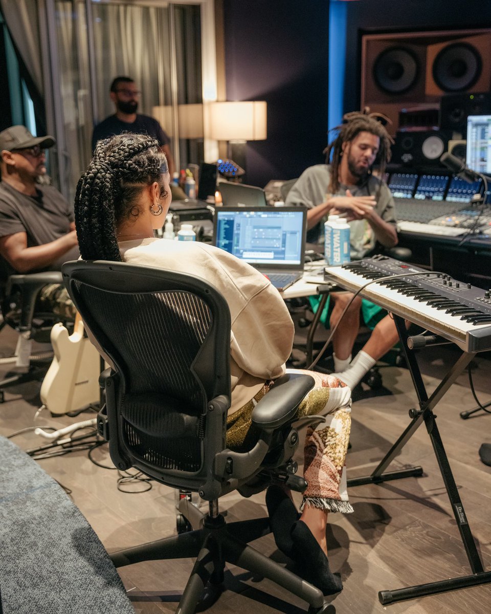 ellamai's tweet image. a bucket list type of week 🥺