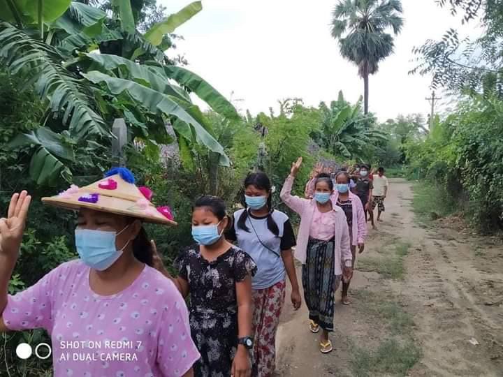 Women power from YayKyiPin village, Yinmarpin Tsp this evening to overthrow Genocidal Military.
#KyawMoeTunRepresentsMyanmar
#Aug29Coup 
#WhatsHappeningInMyanmar