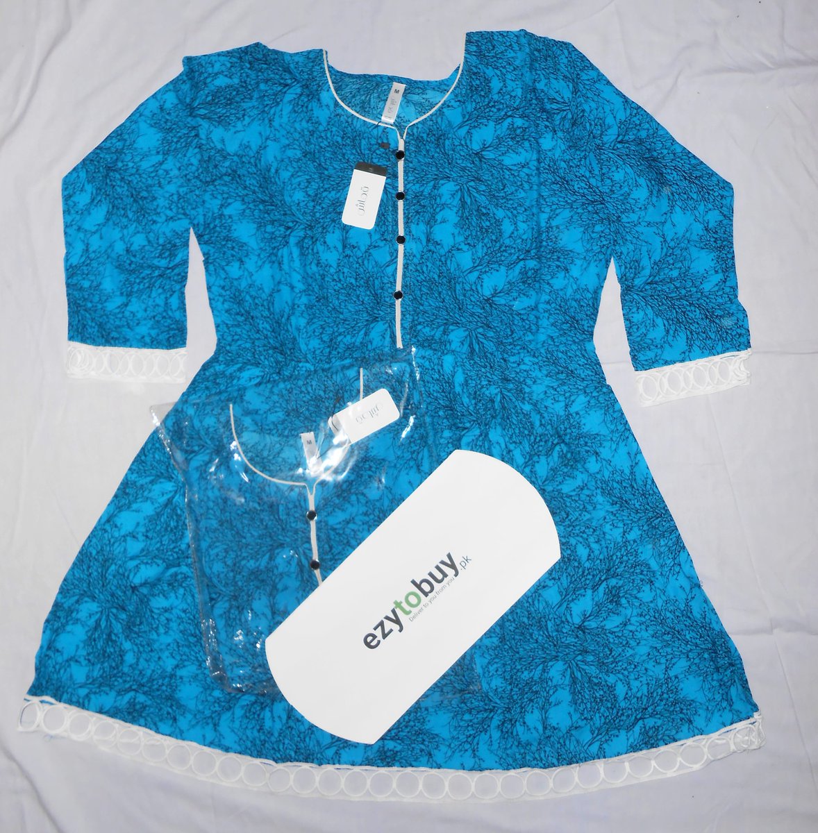 ezytobuy's tweet photo. Qumash Women Blue and white border Lawn Kurti

In Just: Rs 900

#lawnkurti #womendress  #qumash #Lawn #WomenFashion #womenswear https://t.co/1JhEJszGCT