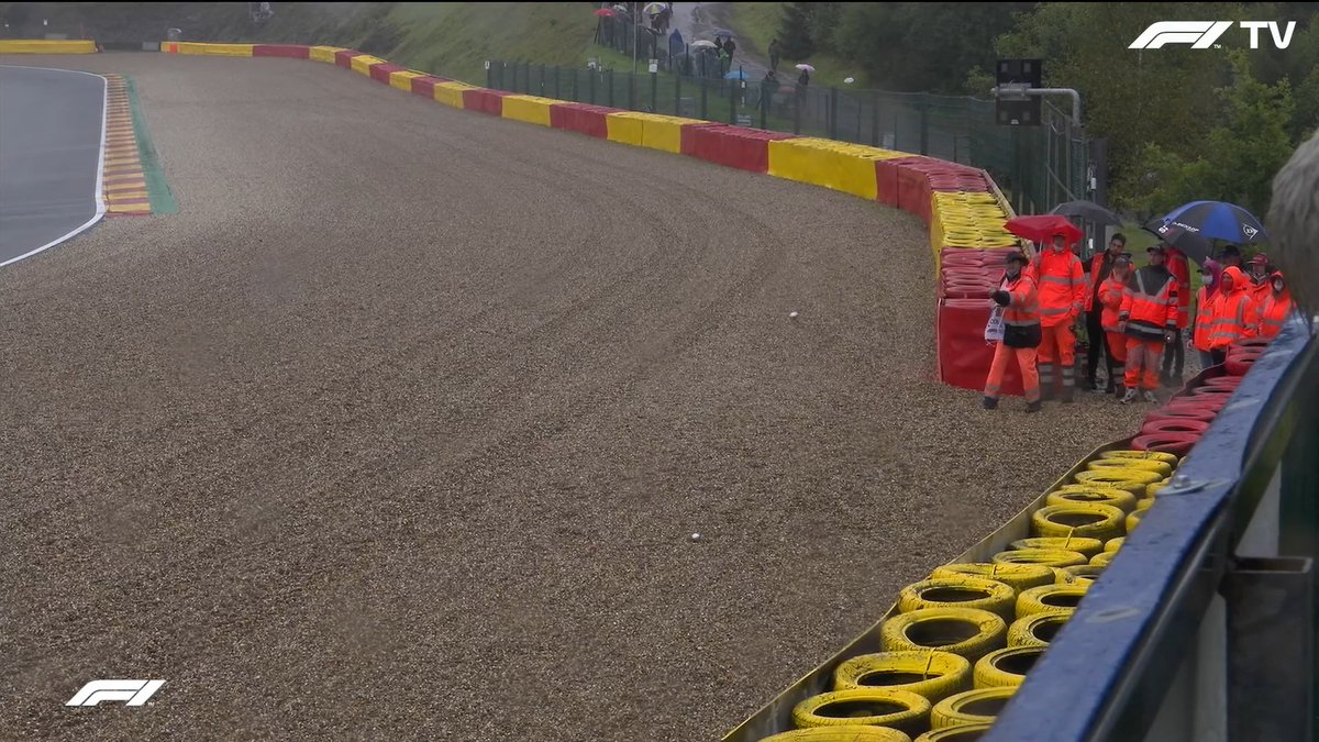 palpeet's tweet photo. Ze zijn aan het jeu de boulen in de grindbak hahahaha #BelgianGP https://t.co/LXnPwUkaRR