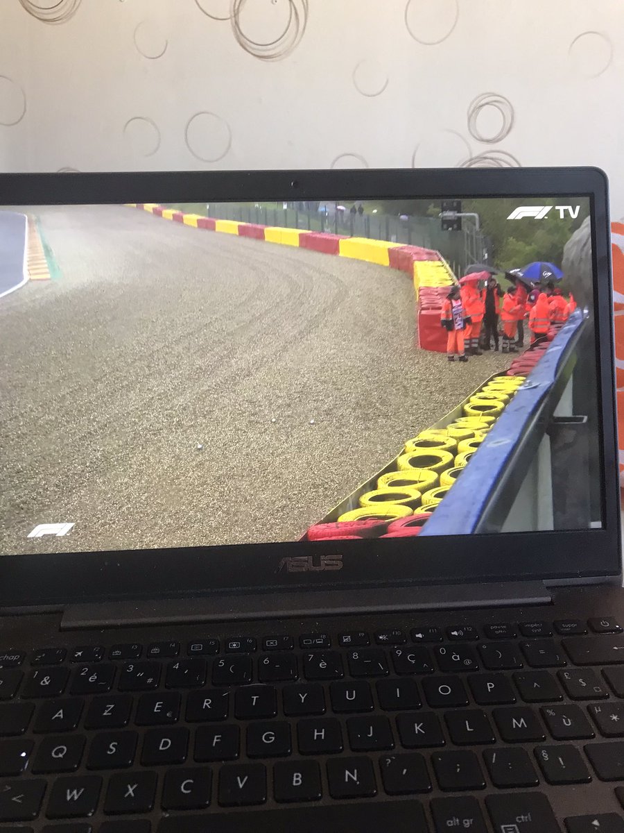 tommonmyheart's tweet photo. Bon à la base ça devait être une course de F1… ça se termine en pétanque 😂 #BegiumGP #GPBelgium https://t.co/I8JDKCzAxS