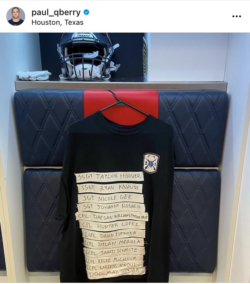 The locker of #texans TE/FB Paul Quessenberry last night. Listed are the names of the brave US service members killed in the Kabul attack. Quessenberry played DE at Navy, put his NFL dreams on hold, served 5 years in the Marine Corps, &amp; is now trying to make Houston’s roster. 🙏🏻