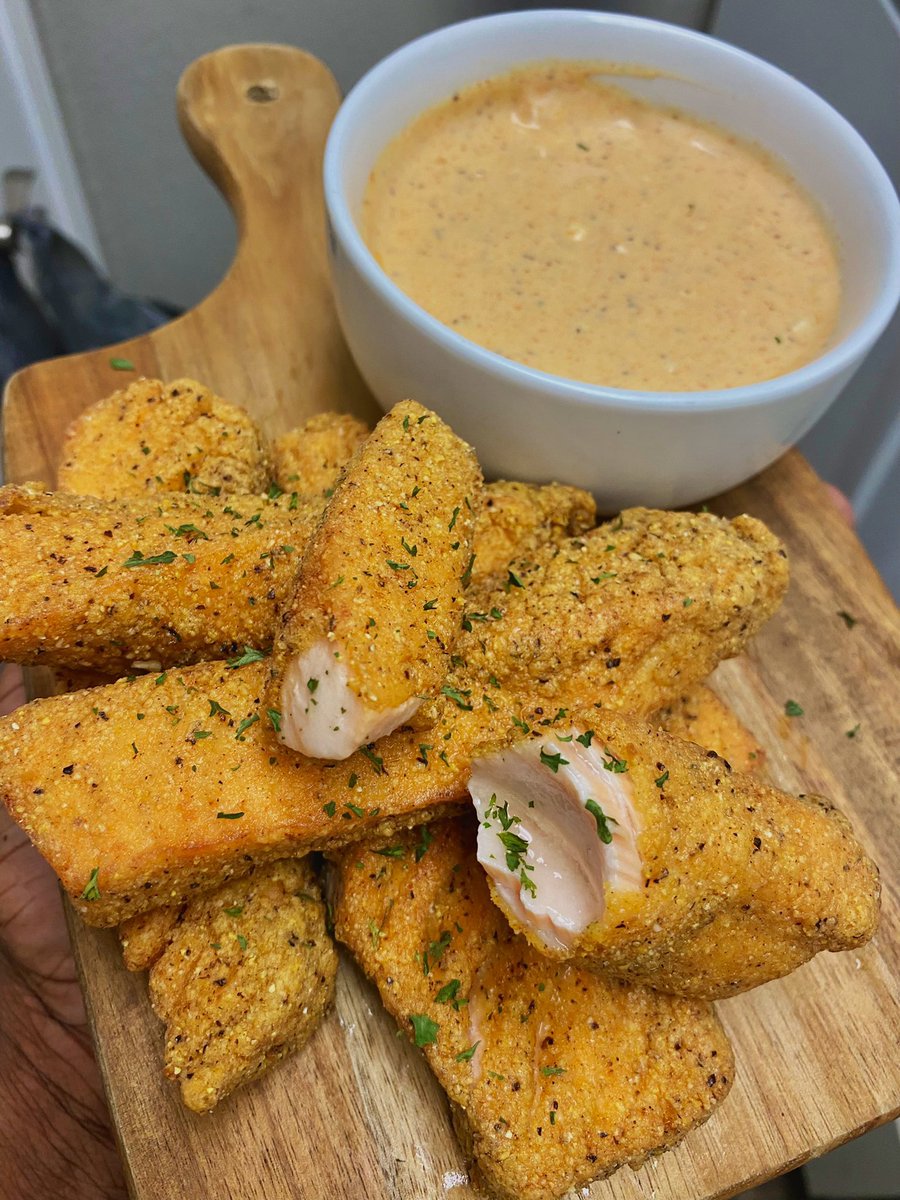 SAUEBLACKFOODIE's tweet photo. Fried Lemon Pepper Salmon Sticks w/ Old Bay Blue Cheese

(Via .@MarkJrSays) https://t.co/dsdPQqmtYD