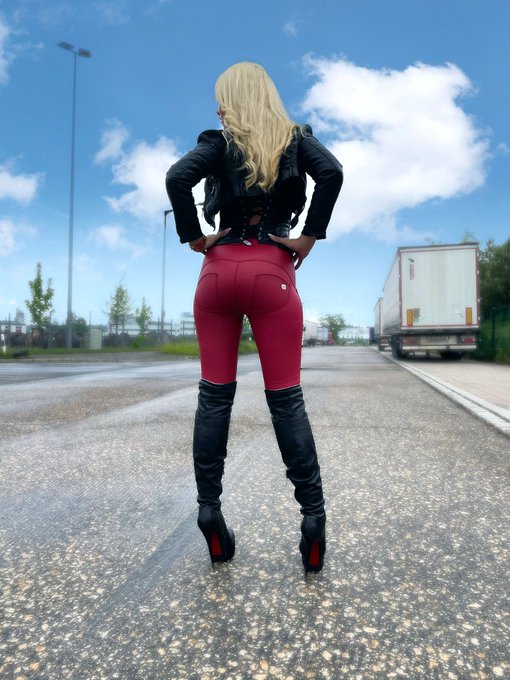 😜😜😜 Einen arschgeilen Sonntag w&uuml;nsche ich euch S&uuml;&szlig;en 😍 Ja und bei dem Wetter kann man schon mal die Stiefel<a href="/tag/blondehair"class="tags"><span>#blondehair</span></a><a href="/tag/mdh"class="tags"><span>#mdh</span></a><a href="/tag/daynia"class="tags"><span>#daynia</span></a><a href="/tag/daynialeather"class="tags"><span>#daynialeather</span></a>