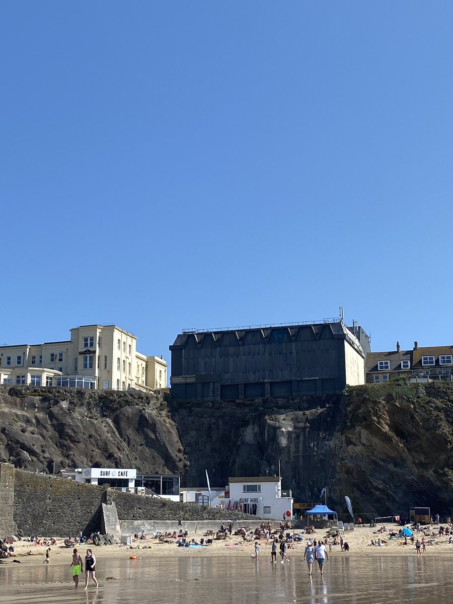 Professional Artists of Cornwall, let’s get this Ugly building in Newquay adorned with some beautiful Art Celebrating the beautiful coastline along with the amazing @NewquayRNLI who have saved so many lives this summer!! @BIGOGGIEGOLF please share 😊♥️