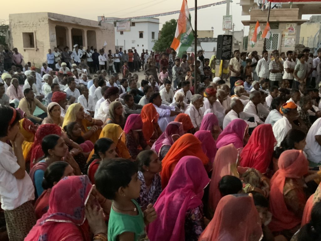 SangeetaBeniwa3's tweet photo. नाडसर(भोपालगढ़)-आज ग्रामीण अंचल में बुज़ुर्गी ने आशीर्वाद दिया व महिला ,बहनो ने प्रेम -स्नेह दिया व काफ़ी तादाद में ग्रामवासी मीटिंग में पधारे जिनसे राजस्थान सरकार के किए जा रहे कार्यों व योजना की जानकारी दीं पंचायत समिति सदस्य #Vimla jalwaniya युवा साथी साथ रहे ! https://t.co/35vdebDna8