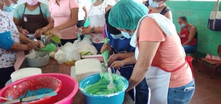 CarazoRevolucio's tweet photo. #Nicaragua

Protagonistas del Curso de decoracion de pasteles #Queques, continúan desarrollado su curso, gracias al Gobierno #Sandinista a través de la Escuela Municipal de Oficio de #Jinotepe en #Carazo

#GobiernosLocalesNi #TodosLosTriunfosSonDelPueblo #TrabajoJuntoAlPueblo https://t.co/XpaYzvh9tB