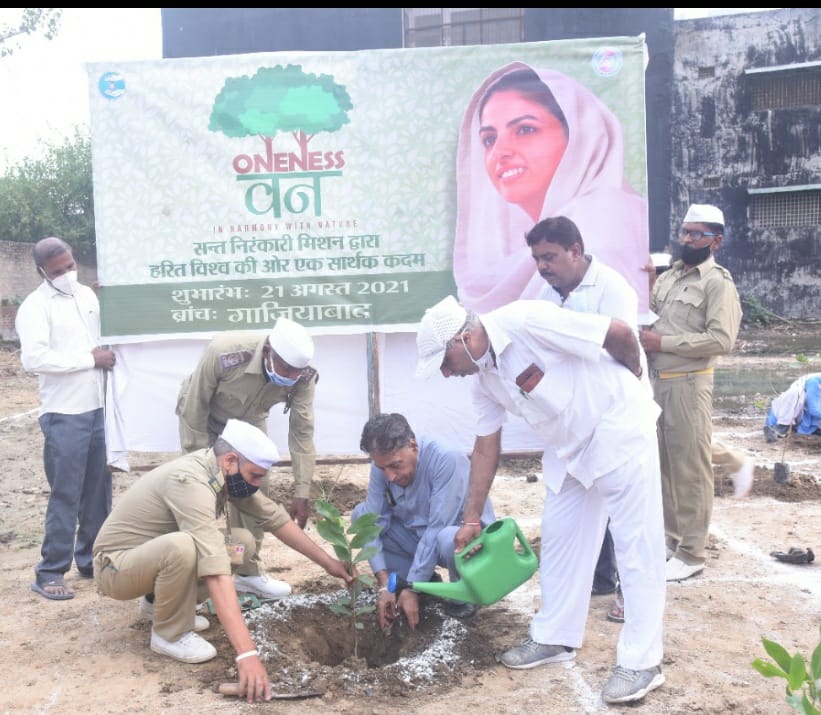 NishantNV1's tweet image. I Planted a Tree because it improves air quality by absorbing toxic chemicals from the atmosphere and keeps environment green and clean.... with  #onenessvann #Ghaziabad on 29th August

#onenessvann 
#santnirankarimission 
#sncf

@OnenessVann
@santnirankari
@sncfoundation