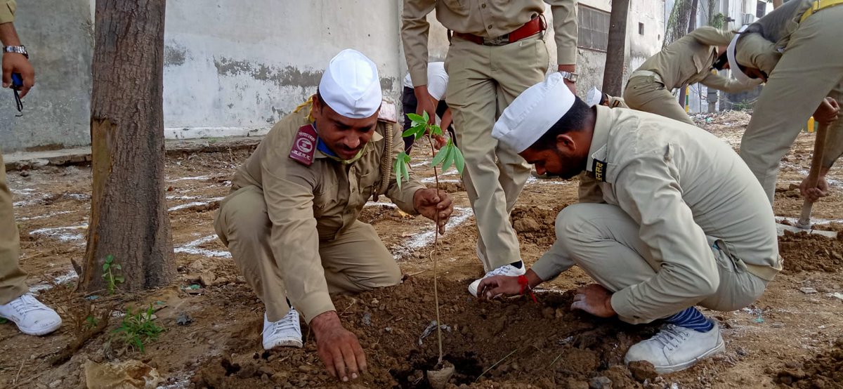 NishantNV1's tweet image. I Planted a Tree because it improves air quality by absorbing toxic chemicals from the atmosphere and keeps environment green and clean.... with  #onenessvann #Ghaziabad on 29th August

#onenessvann 
#santnirankarimission 
#sncf

@OnenessVann
@santnirankari
@sncfoundation