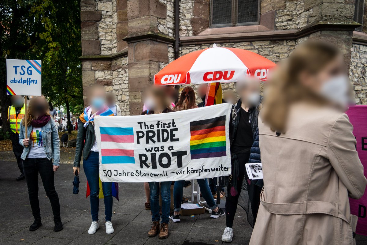 linksunten_goe's tweet photo. Gestern beim #CSD in #Göttingen blockierten u.a. queere #Aktivist:Innen die Stände der #Partei|en #CDU und #FDP. Außerdem machten sie bei Podiumsdisskusion mit #Oberbürgermeister:In #Kandidat:Innen klar, was sie von dem #Programmpunkt hielten. https://t.co/0p49ay8g0B